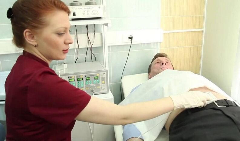 Doktor prostatit teşhisi için hastayı muayene eder.