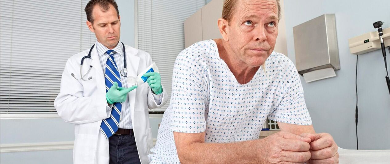 Doktor prosedüründe prostatitli bir adam